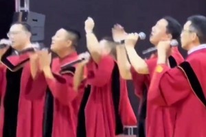 开口跪！某高校博导毕业典礼上倾情献唱《直到世界尽头》